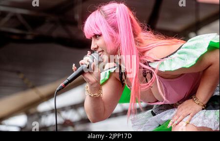 Hambourg, Allemagne. 19th août 2022. La chanteuse SATARII s'ouvre avec son spectacle le festival de Dockville, qui dure jusqu'à 22 août. Credit: Markus Scholz/dpa/Alay Live News Banque D'Images