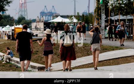 Hambourg, Allemagne. 19th août 2022. Les visiteurs se promènent sur le terrain du festival de Dockville, qui traverse 22 août. Credit: Markus Scholz/dpa/Alay Live News Banque D'Images