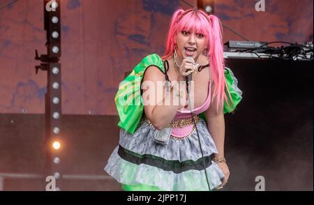 Hambourg, Allemagne. 19th août 2022. La chanteuse SATARII s'ouvre avec son spectacle le festival de Dockville, qui dure jusqu'à 22 août. Credit: Markus Scholz/dpa/Alay Live News Banque D'Images