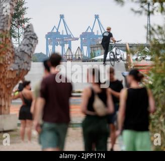 Hambourg, Allemagne. 19th août 2022. Les visiteurs se promènent sur le terrain du festival de Dockville, qui traverse 22 août. Credit: Markus Scholz/dpa/Alay Live News Banque D'Images