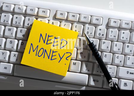 Affiche présentant besoin d'argent question, Business concept demander à quelqu'un s'il a besoin d'argent liquide ou de primes obtenir prêt informations importantes écrites sur Note sur le bureau Banque D'Images