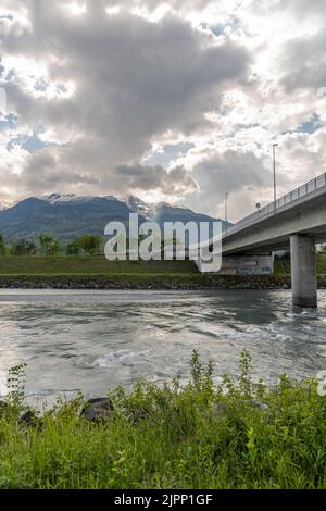 Schaan, Liechtenstein, 2 mai 2022 vue sur le rhin par une journée ensoleillée au printemps Banque D'Images