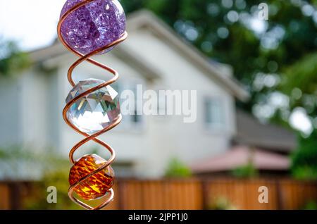 Photo d'une décoration de jardin composée de sphères colorées et de spirales métalliques entrelacées. Banque D'Images