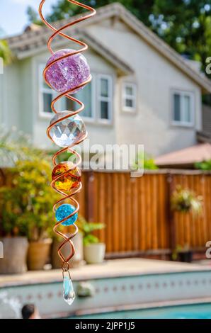 Photo d'une décoration de jardin composée de sphères colorées et de spirales métalliques entrelacées. Banque D'Images