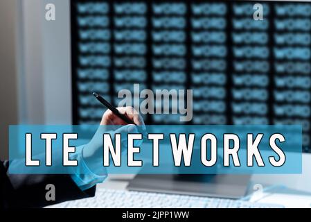 Légende conceptuelle LTE Networks, Business présente la connexion réseau la plus rapide disponible pour la communication sans fil Businesswoman tenant un stylo et un point Banque D'Images