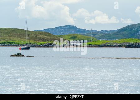 Un bateau sur la mer loch à Tarbert, île de Harris, Écosse Banque D'Images