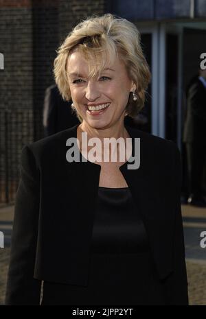 Photo du dossier datée du 18/06/07 de Tina Brown lors d'une fête pour célébrer le lancement de son livre "The Diana Chronicles" une biographie révélatrice de la princesse de Galles à la Serpentine Gallery, dans le centre de Londres. Mme Brown faisait partie des écrivains solidaires de Sir Salman Rushdie défendant la liberté d'écrire - une semaine après que l'auteur de renommée mondiale ait été poignardé. Les amis et collègues les plus proches de Sir Salman se sont réunis vendredi sur les marches de la bibliothèque publique de New York pour lire les textes de son travail. Suzanne Nossel, directrice générale de Pen America, qui a organisé l'événement avec Banque D'Images