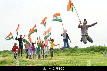 Ajmer, Rajasthan, Inde. 14th août 2022. Les enfants célèbrent Azadi Ka Amrit MahotSAV, est une initiative du Gouvernement indien pour célébrer et commémorer 75 ans d'indépendance et l'histoire glorieuse de son peuple, sa culture et ses réalisations. (Credit image: © Shaukat Ahmed/Pacific Press via ZUMA Press Wire) Banque D'Images