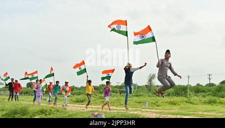 Ajmer, Rajasthan, Inde. 14th août 2022. Les enfants célèbrent Azadi Ka Amrit MahotSAV, est une initiative du Gouvernement indien pour célébrer et commémorer 75 ans d'indépendance et l'histoire glorieuse de son peuple, sa culture et ses réalisations. (Credit image: © Shaukat Ahmed/Pacific Press via ZUMA Press Wire) Banque D'Images