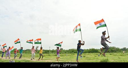 Ajmer, Rajasthan, Inde. 14th août 2022. Les enfants célèbrent Azadi Ka Amrit MahotSAV, est une initiative du Gouvernement indien pour célébrer et commémorer 75 ans d'indépendance et l'histoire glorieuse de son peuple, sa culture et ses réalisations. (Credit image: © Shaukat Ahmed/Pacific Press via ZUMA Press Wire) Banque D'Images