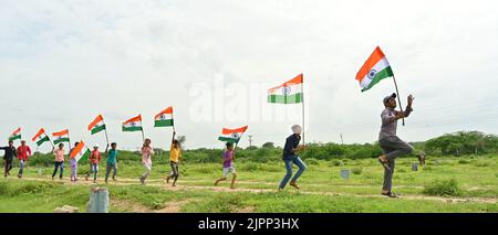 Ajmer, Rajasthan, Inde. 14th août 2022. Les enfants célèbrent Azadi Ka Amrit MahotSAV, est une initiative du Gouvernement indien pour célébrer et commémorer 75 ans d'indépendance et l'histoire glorieuse de son peuple, sa culture et ses réalisations. (Credit image: © Shaukat Ahmed/Pacific Press via ZUMA Press Wire) Banque D'Images