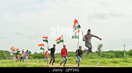 Ajmer, Rajasthan, Inde. 14th août 2022. Les enfants célèbrent Azadi Ka Amrit MahotSAV, est une initiative du Gouvernement indien pour célébrer et commémorer 75 ans d'indépendance et l'histoire glorieuse de son peuple, sa culture et ses réalisations. (Credit image: © Shaukat Ahmed/Pacific Press via ZUMA Press Wire) Banque D'Images