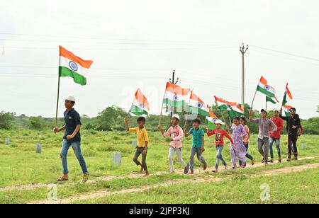 Ajmer, Rajasthan, Inde. 14th août 2022. Les enfants célèbrent Azadi Ka Amrit MahotSAV, est une initiative du Gouvernement indien pour célébrer et commémorer 75 ans d'indépendance et l'histoire glorieuse de son peuple, sa culture et ses réalisations. (Credit image: © Shaukat Ahmed/Pacific Press via ZUMA Press Wire) Banque D'Images