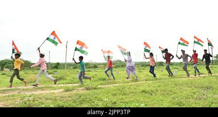 Ajmer, Rajasthan, Inde. 14th août 2022. Les enfants célèbrent Azadi Ka Amrit MahotSAV, est une initiative du Gouvernement indien pour célébrer et commémorer 75 ans d'indépendance et l'histoire glorieuse de son peuple, sa culture et ses réalisations. (Credit image: © Shaukat Ahmed/Pacific Press via ZUMA Press Wire) Banque D'Images