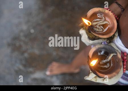 Bhaktapur, Népal. 19th août 2022. Un dévot aux lampes à huile illuminées exécute des rituels religieux tout en offrant la prière à Dieu Narayan pendant la célébration. Krishna Janmashtami est un festival hindou annuel qui célèbre la naissance de Krishna, le huitième avatar de Vishnu. Il est observé selon le calendrier lunisolaire hindou, le huitième jour de la Krishna Paksha à Shraavana ou Bhadrapad, qui chevauche le mois d'août ou de septembre du calendrier grégorien. (Photo de Prabin Ranabhat/SOPA Images/Sipa USA) crédit: SIPA USA/Alay Live News Banque D'Images