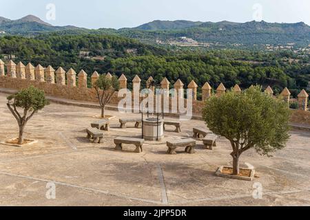 Murs médiévaux de l'enceinte religieuse du sanctuaire de Sant Salvador, dans la ville majorquine d'Arta, à l'aube Banque D'Images