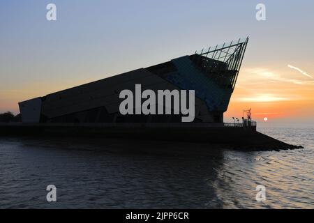 Lever de soleil au-dessus de l'aquarium profond, Kingston-upon-Hull, East Riding of Yorkshire, Humberside, Angleterre, Royaume-Uni Banque D'Images