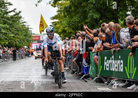 L'équipe Movistar fait une reconnaissance de la piste avant la première étape de l'édition 2022 de la 'Vuelta a Espana', course cycliste Tour of Spain, un essai de 23,2km heures d'équipe à Utrecht, aux pays-Bas, le vendredi 19 août 2022. BELGA PHOTO LUC CLAESSEN Banque D'Images