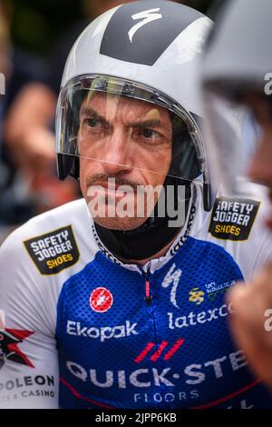 Belgian Dries Devenyns of Quick-Step Alpha Vinyl photographié avant la première étape de l'édition 2022 de la 'Vuelta a Espana', Tour of Spain course cycliste, un essai de 23,2km temps d'équipe à Utrecht, aux pays-Bas, vendredi 19 août 2022. BELGA PHOTO LUC CLAESSEN Banque D'Images