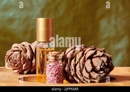 Parfum doré et pétales essentiels exposés dans la boutique de cosmétiques. Formation sur le marché des cosmétiques Banque D'Images