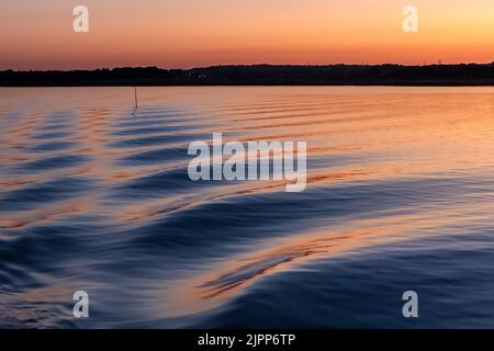 Des vagues de proue au coucher du soleil, Poole Harbour, en été Banque D'Images