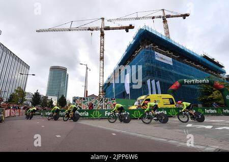 Équipe Arkea-Samsic pilotes photographiés en action lors de la première étape de l'édition 2022 de la 'Vuelta a Espana', circuit de l'Espagne course cycliste, un essai de 23,2km temps d'équipe à Utrecht, pays-Bas, vendredi 19 août 2022. BELGA PHOTO LUC CLAESSEN Banque D'Images