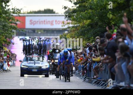 BikeExchange-Jayco pilotes photographiés en action lors de la première étape de l'édition 2022 de la 'Vuelta a Espana', Tour d'Espagne course cycliste, un essai de 23,2km temps d'équipe à Utrecht, pays-Bas, vendredi 19 août 2022. BELGA PHOTO LUC CLAESSEN Banque D'Images