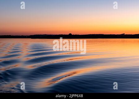 Des vagues de proue au coucher du soleil, Poole Harbour, en été Banque D'Images