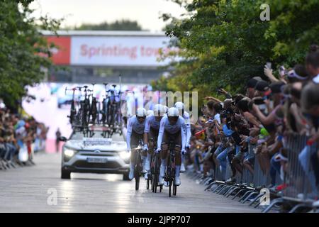 AG2R cavaliers Citroën photographiés en action lors de la première étape de l'édition 2022 de la 'Vuelta a Espana', Tour d'Espagne course cycliste, un essai de 23,2km temps d'équipe à Utrecht, pays-Bas, vendredi 19 août 2022. BELGA PHOTO LUC CLAESSEN Banque D'Images