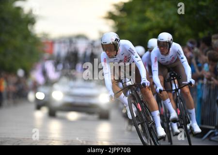 AG2R cavaliers Citroën photographiés en action lors de la première étape de l'édition 2022 de la 'Vuelta a Espana', Tour d'Espagne course cycliste, un essai de 23,2km temps d'équipe à Utrecht, pays-Bas, vendredi 19 août 2022. BELGA PHOTO LUC CLAESSEN Banque D'Images