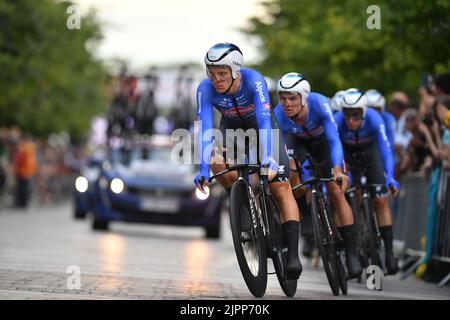 Pilotes Alpecin-Deceuninck photographiés en action lors de la première étape de l'édition 2022 de la 'Vuelta a Espana', course cycliste Tour of Spain, un procès de 23,2km heures d'équipe à Utrecht, aux pays-Bas, vendredi 19 août 2022. BELGA PHOTO LUC CLAESSEN Banque D'Images