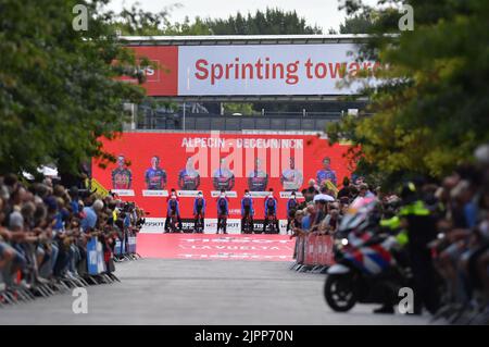 Pilotes Alpecin-Deceuninck photographiés en action lors de la première étape de l'édition 2022 de la 'Vuelta a Espana', course cycliste Tour of Spain, un procès de 23,2km heures d'équipe à Utrecht, aux pays-Bas, vendredi 19 août 2022. BELGA PHOTO LUC CLAESSEN Banque D'Images