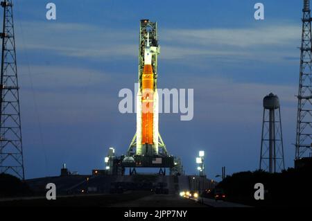 Kennedy Space Center, comté de Brevard, Floride, États-Unis. 19 août 2022, le système de lancement spatial de la NASA Artémis Moon mission Rocket on Space Launch Complex 39B prêt pour un lancement d'essai sans pilote. Crédit : Julian Leek/Alay Live News Banque D'Images