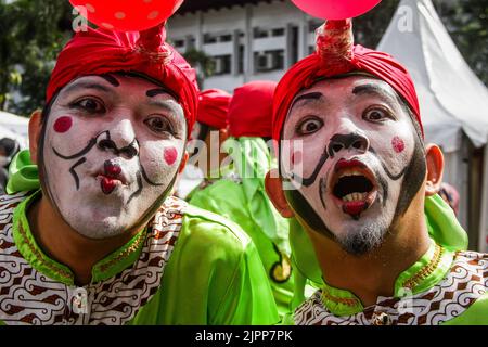 Bandung, Java-Ouest, Indonésie. 19th août 2022. Dancers 'Dogdog Lojor' pose pour la photo pendant l'événement à Bandung. Cet événement culturel, auquel ont assisté des résidents, des artistes et des danseurs de diverses régions de Java Ouest, visait à commémorer le 77th anniversaire de la province de Java Ouest. (Image de crédit : © Algi Febri Sugita/ZUMA Press Wire) Banque D'Images