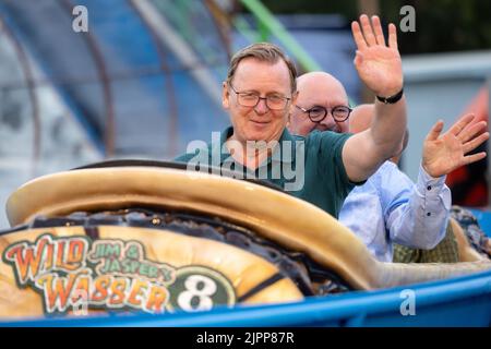 Rudolstadt, Allemagne. 19th août 2022. Bodo Ramelow (l, à gauche), Premier ministre de Thuringe, et Jörg Reichl, maire, se retrouvent au début du Rudolstädter Vogelschießen, le plus grand carnaval de Thuringe. Le festival folklorique, qui a eu lieu pour la première fois en août 1722, célèbre son anniversaire cette année. Credit: Michael Reichel/dpa/Alay Live News Banque D'Images