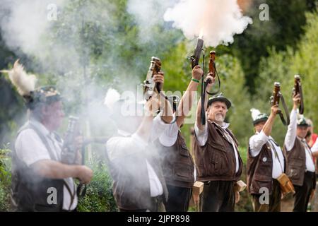 Rudolstadt, Allemagne. 19th août 2022. Les pétards ouvrent le Rudolstädter Vogelschießen, le plus grand carnaval de Thuringe. Le festival folklorique, qui a eu lieu pour la première fois en août 1722, célèbre son anniversaire cette année. Credit: Michael Reichel/dpa/Alay Live News Banque D'Images