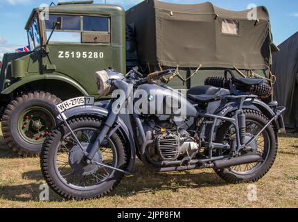 1976 70s années 70 BMW R71 KMZ K-750M gris moto allemande. Et side-car. Deuxième Guerre mondiale, Seconde Guerre mondiale, Seconde Guerre mondiale, WW2. Véhicule militaire au Festival de Lytham, fin de semaine de la guerre 2022 Banque D'Images