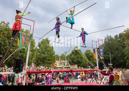 Rudolstadt, Allemagne. 19th août 2022. Les artistes de haut-fils 'Geschwister Weisheit' exécutent un acte acrobatique historique au début de la pousse d'oiseau de Rudolstadt, le plus grand carnaval de Thuringe. Le festival folklorique, qui a eu lieu pour la première fois en août 1722, célèbre son anniversaire cette année. Credit: Michael Reichel/dpa/Alay Live News Banque D'Images