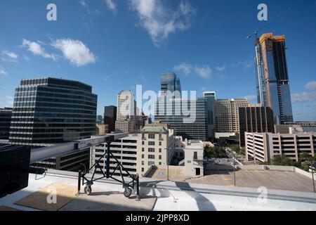 Austin Texas États-Unis, 2 août 2022 : la construction d'un bureau et d'une tour résidentielle de 66 étages, Sixth & Guadalupe, se poursuit dans le centre-ville, tandis qu'un boom du bâtiment se poursuit dans la capitale du Texas. Il y a au moins deux douzaines de bâtiments en construction en centre-ville avec plusieurs autres sur le plan. ©Bob Daemmrich Banque D'Images