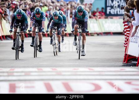 2022-08-19 19:54:50 UTRECHT - l'équipe BORA-hansgrohe traverse la ligne d'arrivée pendant l'épreuve de temps d'équipe le premier jour de la Vuelta a Espana (Vuelta a Espana). Après un départ sur la Jaarbeursplein, les équipes ont traversé les rues de la ville de Dom. ANP VINCENT JANNINK pays-bas sortie - belgique sortie Banque D'Images