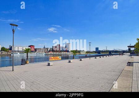 Ludwigshafen, Allemagne - août 2022 : Rhin et promenade à pied Banque D'Images