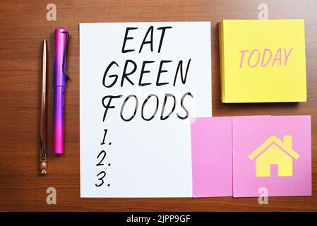 Texte d'écriture manger des aliments verts, approche commerciale manger plus de légumes régime sain végétarien végétalien personne important messages écrits sur la pièce O Banque D'Images