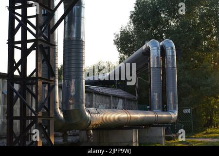 Pipelines extérieurs du système de chauffage dans la ville. Deux tuyaux en isolation thermique. Banque D'Images