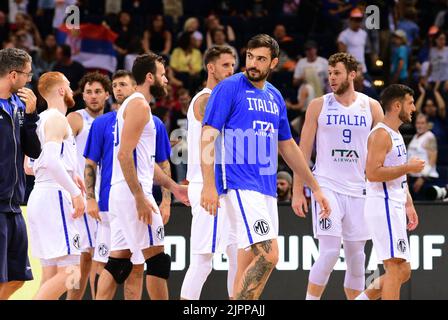 Hambourg, Allemagne. 19th août 2022. Basket-ball ; Supercup, Italie - Serbie, demi-finales, à Barclaycard Arena. Les joueurs italiens réagissent. Credit: Daniel Bockwoldt/dpa/Alay Live News Banque D'Images