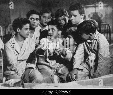 1950 , ITALIE : l'acteur italien CARLO DELLE PIANE ( né à Rome le 2 février 1936 ) quand était jeune dans DOMANI E' TROPPO TARDI ( DEMAIN EST TROP TARD ) par Leonide Maguy - CINÉMA - FILM - bambino prodigio - acteur enfant ---- Archivio GBB Banque D'Images