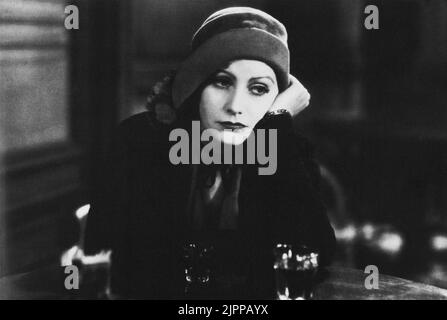 1930 , USA : l'actrice GRETA GARBO ( 1905 - 1990 ) dans ANNA CHRISTIE par Clarence Brown , d'une pièce de Eugene O'Neill , Metro Goldwyn Mayer productions - FILM - FILM - CINÉMA - portrait - ritrato - chapeau - cappello --- Archivio GBB Banque D'Images