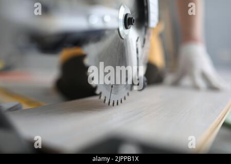 Pièce de coupe principale des étagères en bois laminé avec scie électrique manuelle dans l'appartement Banque D'Images