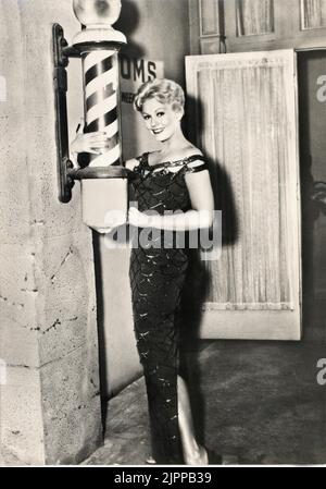 1953 CA, USA : l'actrice Kim NOVAK ( née Marilyn Pauline Novak , 3 février 1933 , Chicago , ILL ) - CINÉMA -portrait - ritrato - bionda - cheveux blonds - capelli biondi - sourire - sorriso ---- Archivio GBB Banque D'Images