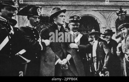 1907 , septembre , Venise , ITALIE : Nikolai Naumov tueur du Comte Pavel Kamarowski , pour être une partie de crime avec la célèbre comtesse russe MARIA TARNOWSKA . Dans cette photo arrêtée à Venise, Italie . Naumov était le secrétaire du gouverneur d'Orel , Poète et ami de Kamarowski - affaire de meurtre - SCANDALO - SCANDALE - SCANDALI - scandales - histoire d'amour - Circe - VAMP - FEMME FATALE - BELLE EPOQUE - Assassi - tueur femme - attato - processo - donna ragno - défendeur - accusé - cronaca nera - APE regina - delitto - assassinio - arresto - arresto - manette - CARABINIERI - Venezia ---- Archivio Banque D'Images