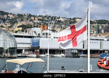 GÊNES, ITALIE - 15 AOÛT 2022 : drapeau agitant de Gênes, avec une croix Saint-Georges, au vieux port (Porto antico). Banque D'Images